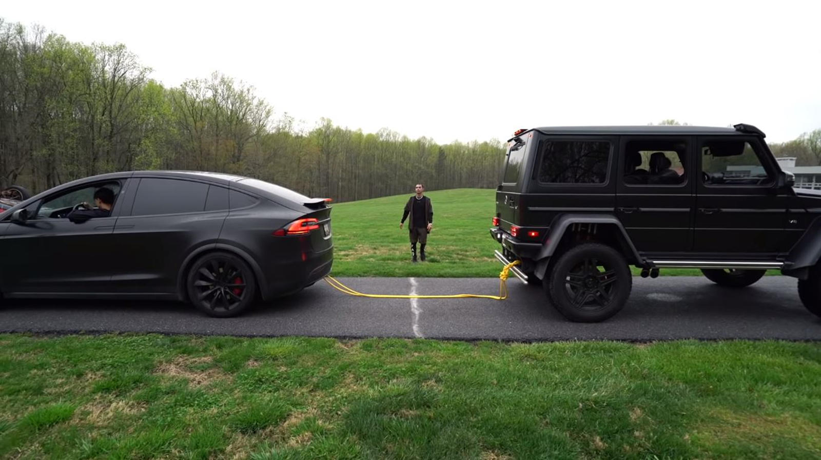 تيسلا موديل X تتغلب على مرسيدس G550 4x4 بتحدي شد الحبل تيسلا موديل X تتغلب على مرسيدس G550 4x4 بتحدي شد الحبل 3