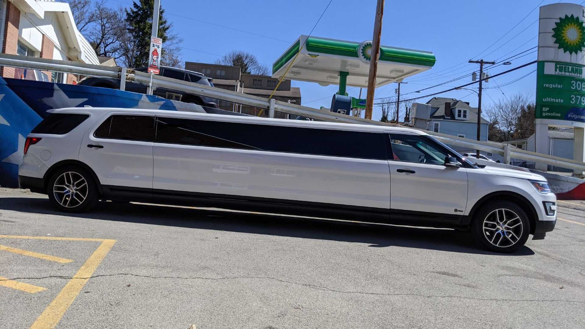 فورد إكسبلورر ليموزين تُعرض للبيع بـ 225,000 ريال فورد إكسبلورر ليموزين تُعرض للبيع بـ 225,000 ريال 1