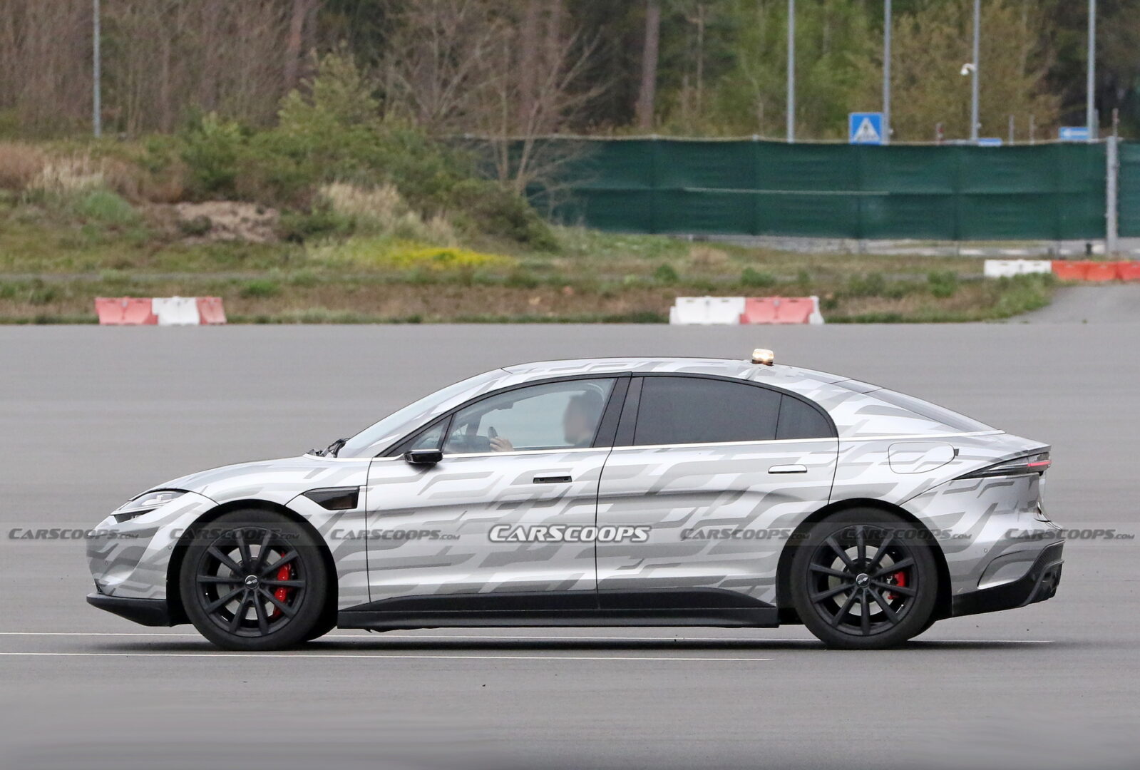 سيارة سوني فيجن S تظهر أثناء اختبارها في المضمار 15