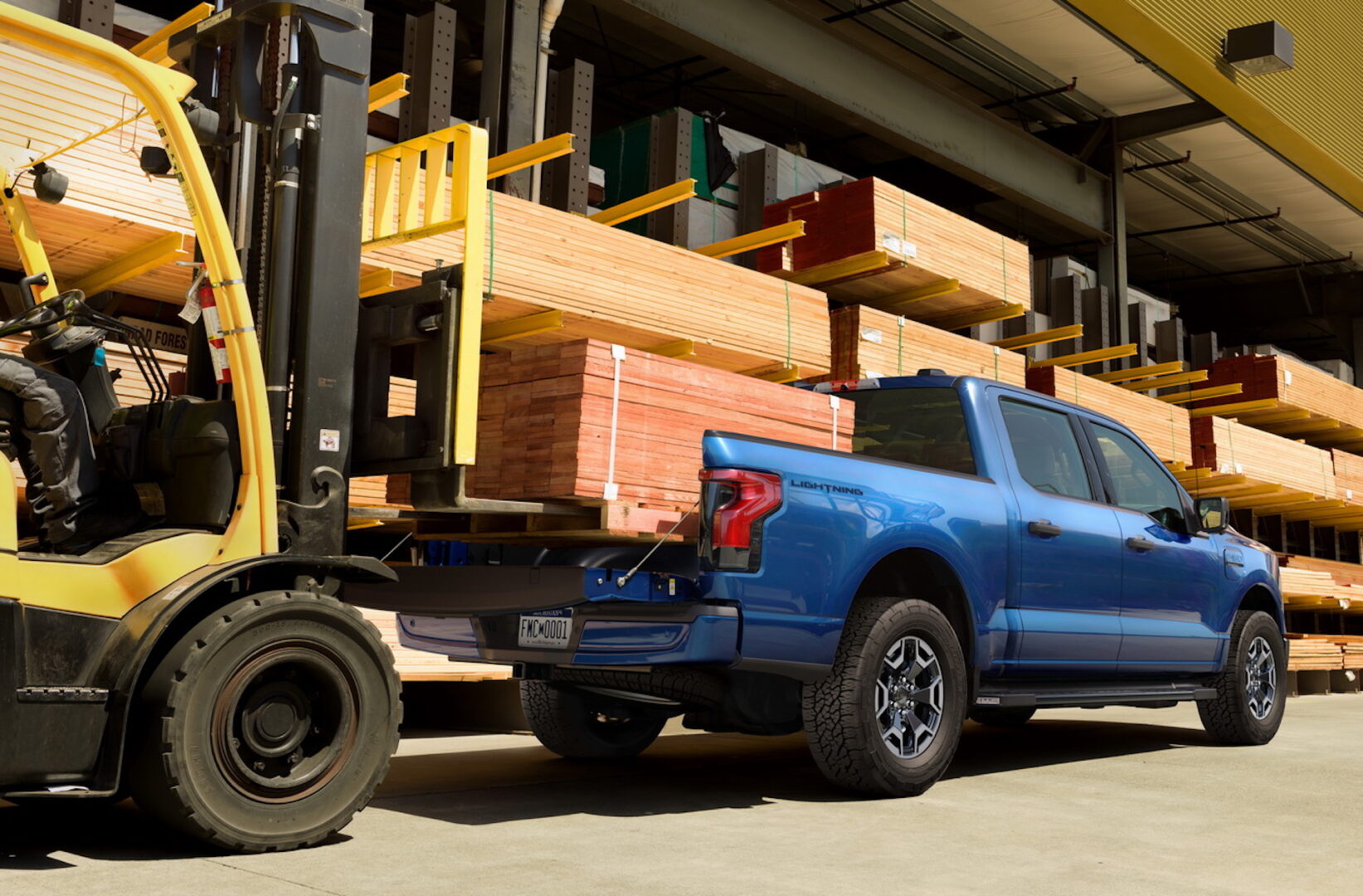 تعرف على أهم المقارنات بين فورد F-150 لايتنينج الكهربائية وتيسلا سايبرتراك 1