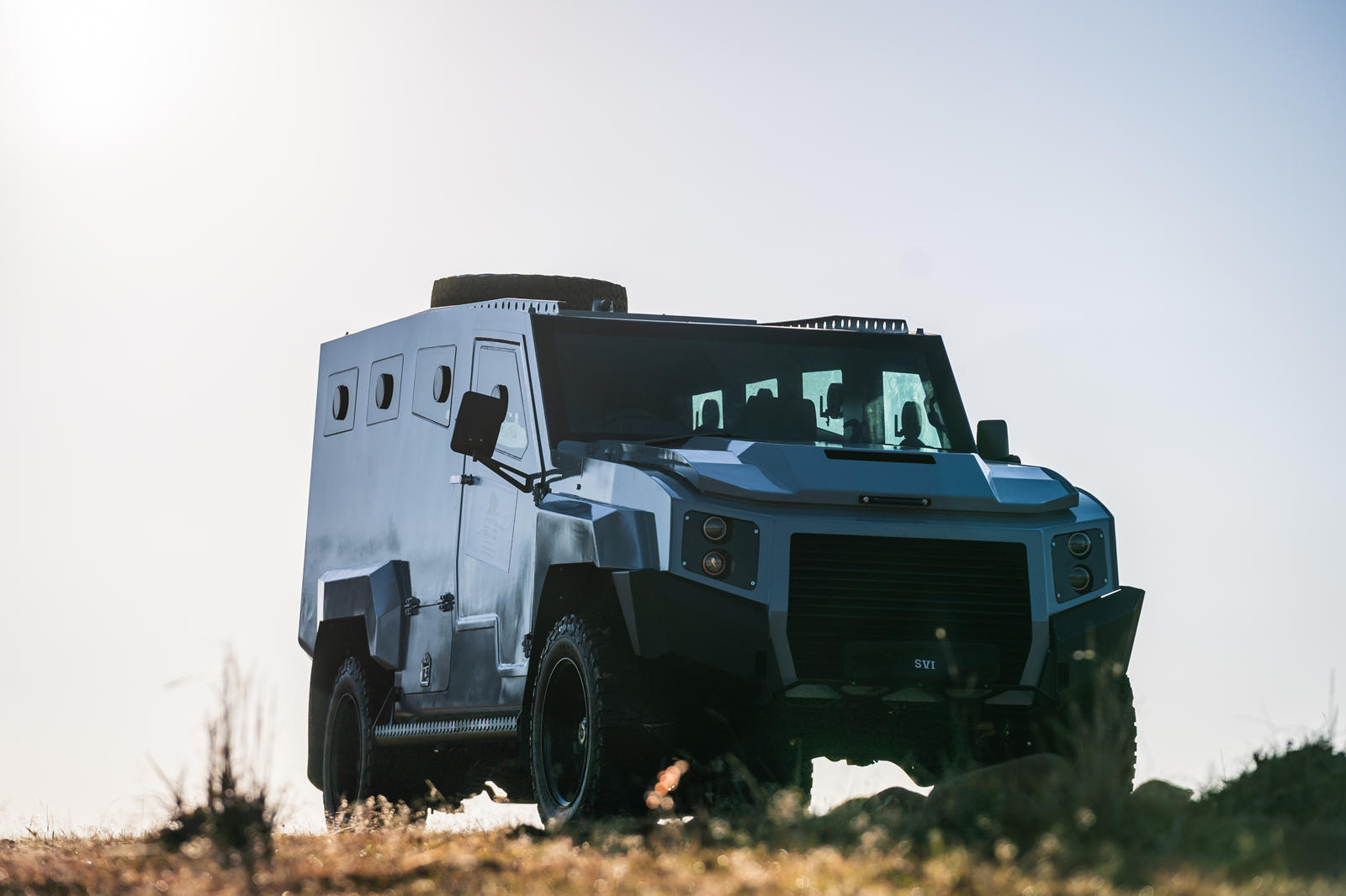 تويوتا لاندكروزر تحصل على تعديلات عسكرية بدروع مقاومة للقنابل تويوتا لاندكروزر تحصل على تعديلات عسكرية بدروع مقاومة للقنابل 15