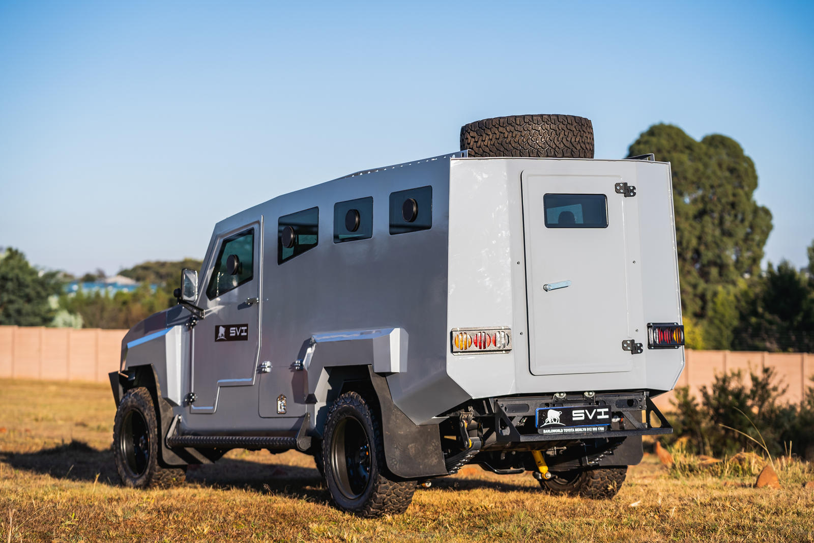 تويوتا لاندكروزر تحصل على تعديلات عسكرية بدروع مقاومة للقنابل 6