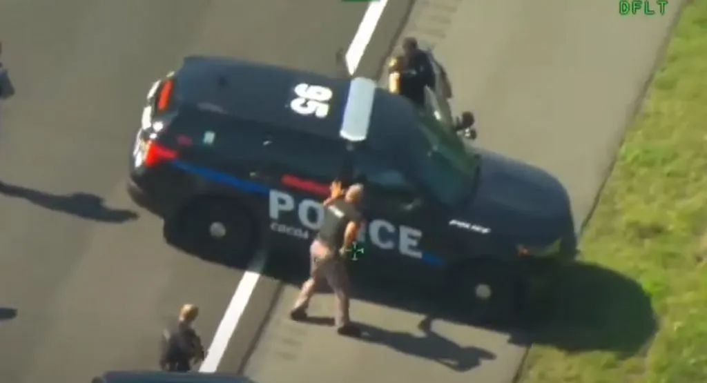 القبض على رجل سرق سيارتي شرطة في مطاردتين متتاليتين”فيديو”