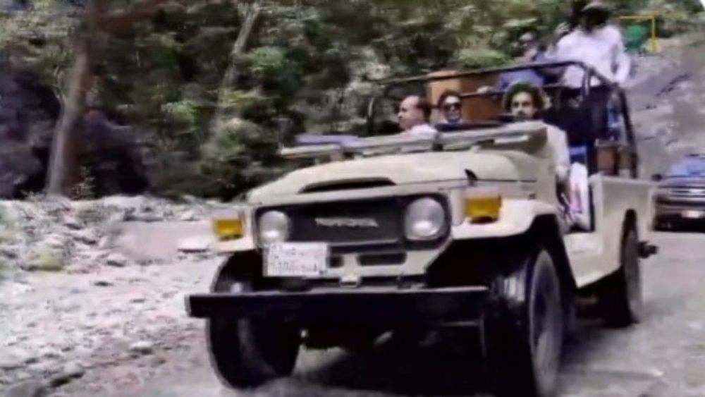 “بالفيديو” سيارات قديمة ودفع رباعي مكشوفة تنقل السياح بين جبال وأودية الريث