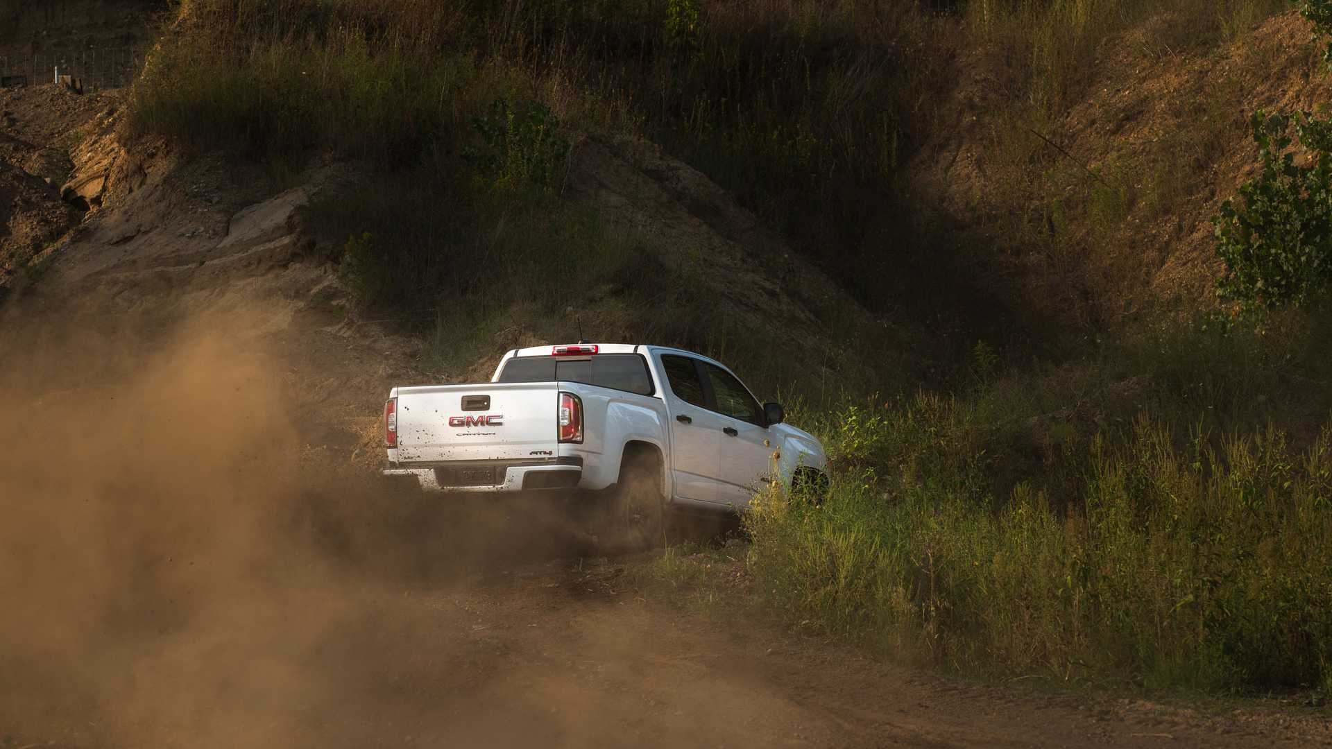 جمس تسخر من قدرات سيارات السيدان بالطرق الوعرة 11