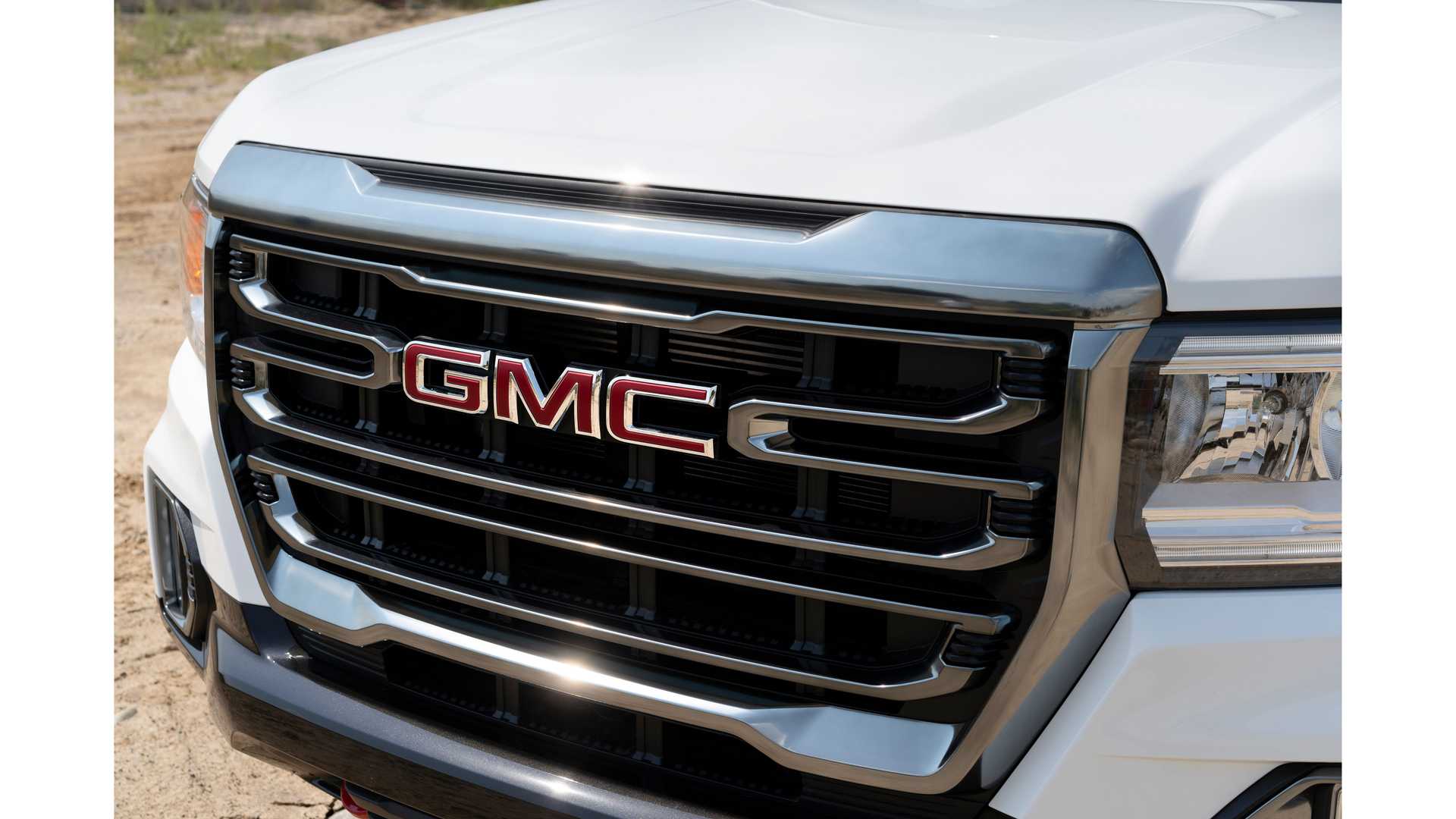 جمس تسخر من قدرات سيارات السيدان بالطرق الوعرة 13