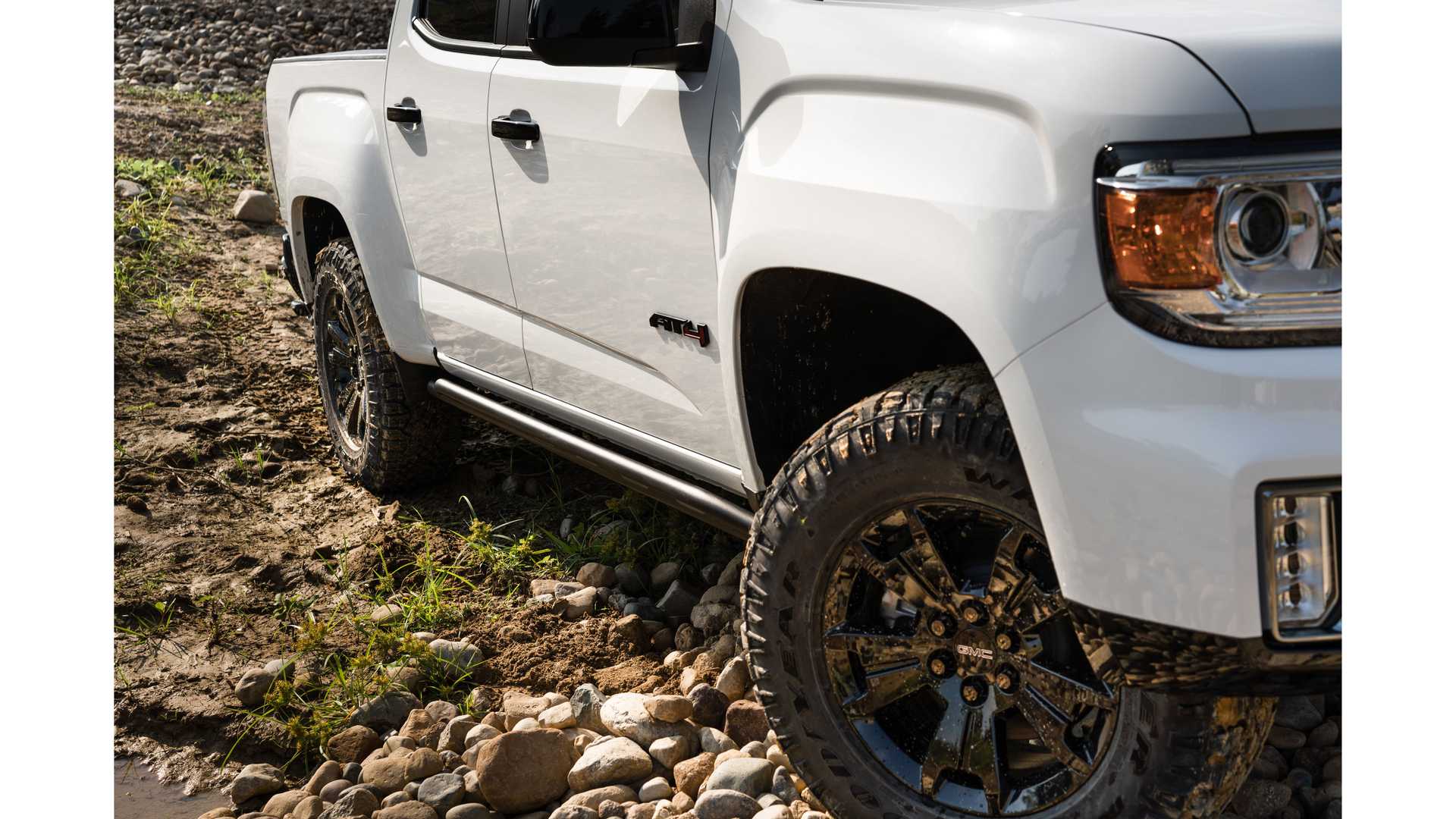 جمس تسخر من قدرات سيارات السيدان بالطرق الوعرة 14