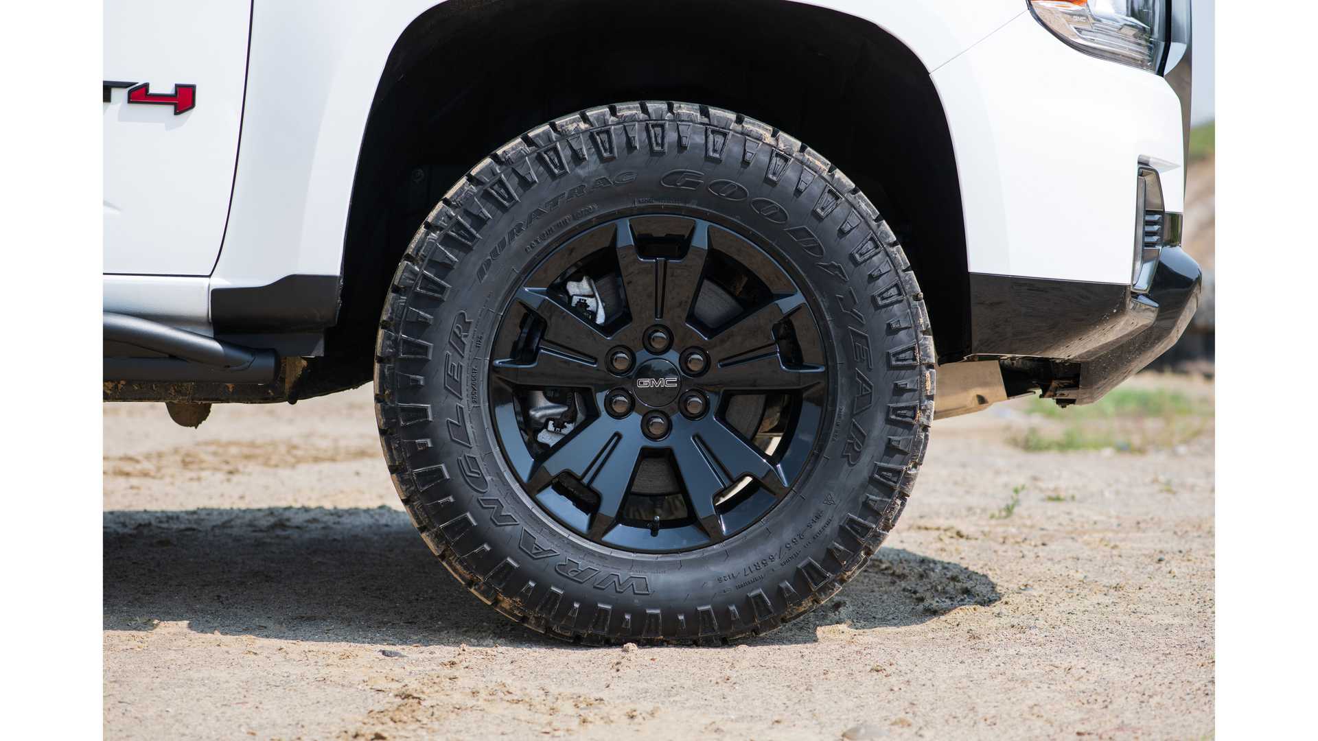 جمس تسخر من قدرات سيارات السيدان بالطرق الوعرة 15