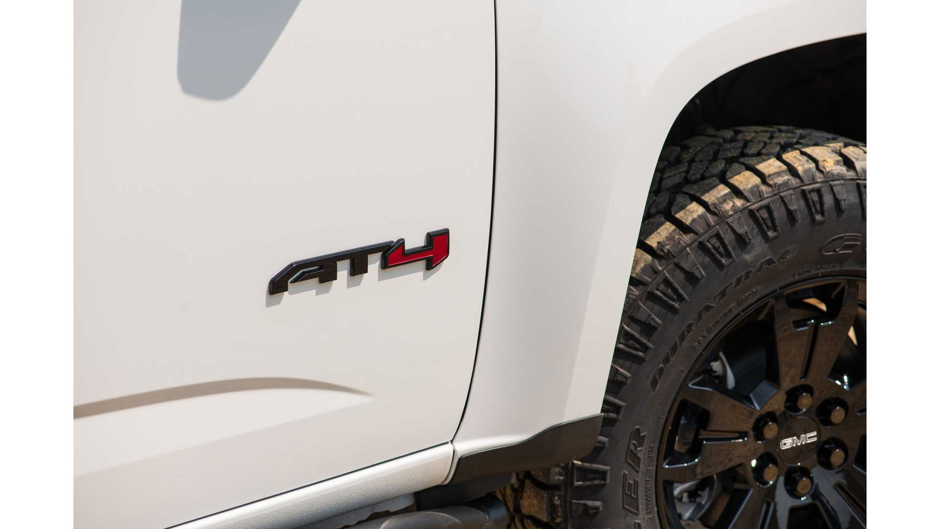 جمس تسخر من قدرات سيارات السيدان بالطرق الوعرة 16