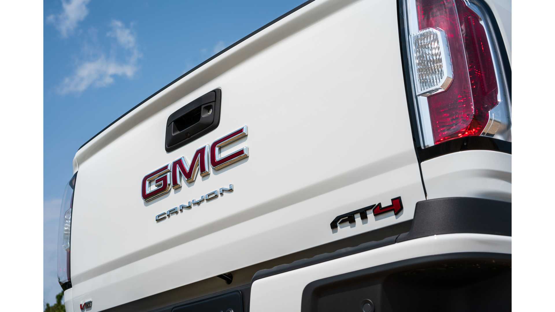 جمس تسخر من قدرات سيارات السيدان بالطرق الوعرة 17