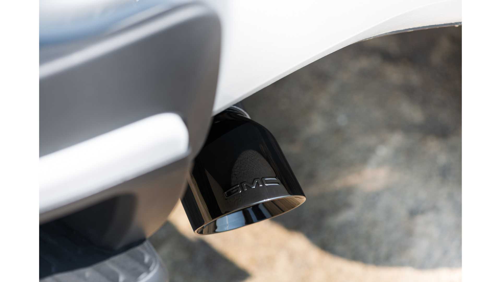 جمس تسخر من قدرات سيارات السيدان بالطرق الوعرة 18