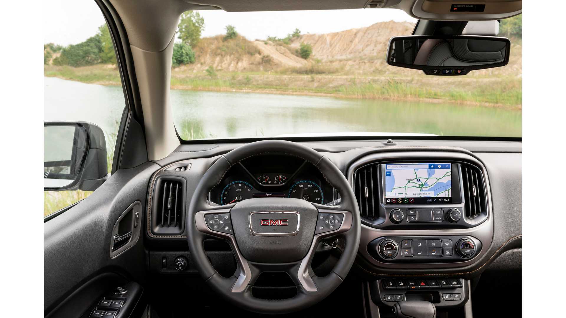 جمس تسخر من قدرات سيارات السيدان بالطرق الوعرة 19