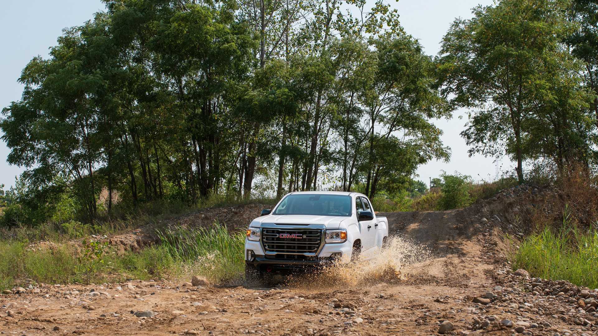 جمس تسخر من قدرات سيارات السيدان بالطرق الوعرة 6