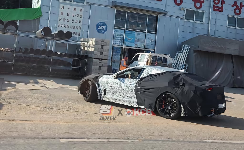 كيا تختبر سيارة بمحرك وسطي ذات هيكل ستينجر! كيا تختبر سيارة بمحرك وسطي ذات هيكل ستينجر! 3