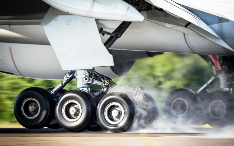 لماذا لا تنفجر إطارات الطائرات عند هبوطها كل مرة؟