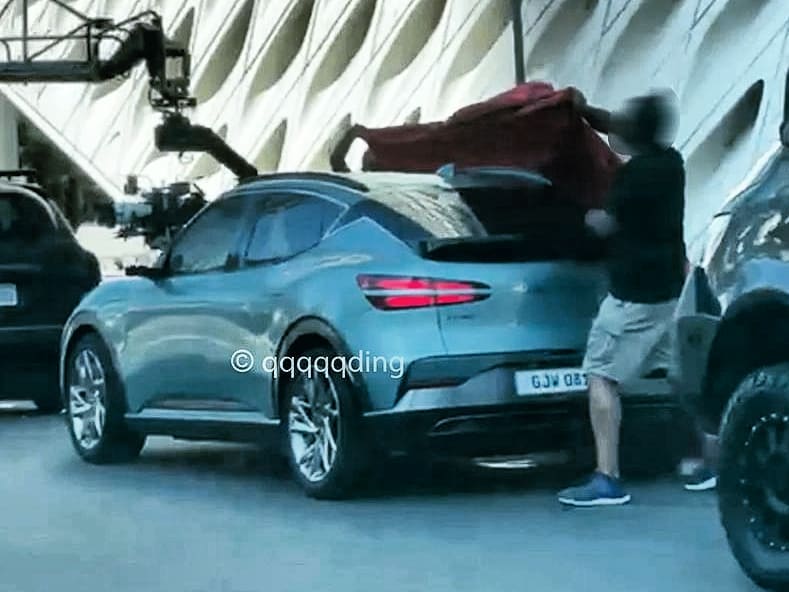 جينيسيس GV60 الكهربائية تظهر بدون تمويهات