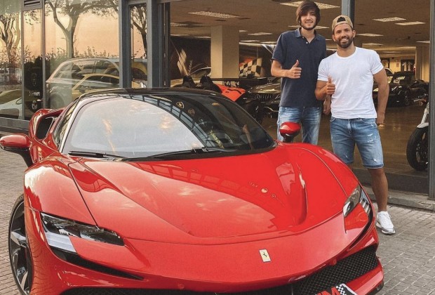 سيرجيو أغويرو يشتري فيراري بنصف مليون يورو بعد أيام من انضمامه لبرشلونة
