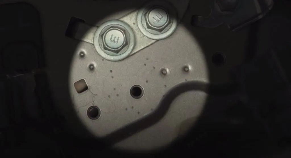 لماذا أضافت تويوتا نقاطاً صغيرة مخفية لجسد لاندكروزر 2022؟