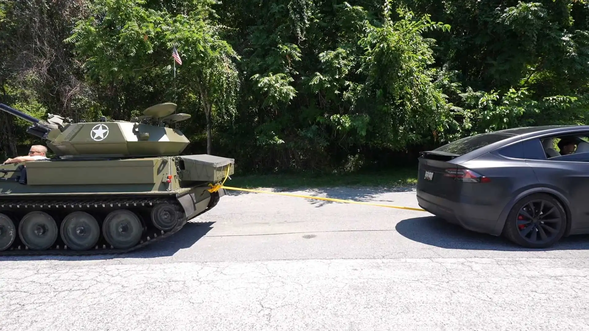 صراع شد الحبل بين دبابة وتيسلا موديل X! صراع شد الحبل بين دبابة وتيسلا موديل X! 2