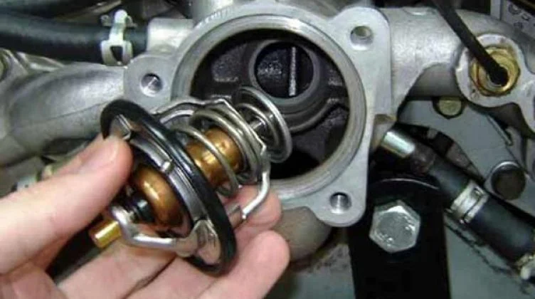 أهمية ثرموستات محرك السيارة وأعراض تلفها