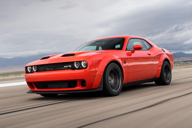 دودج تشالنجر تتفوق على فورد موستنج بمبيعات سيارات العضلات
