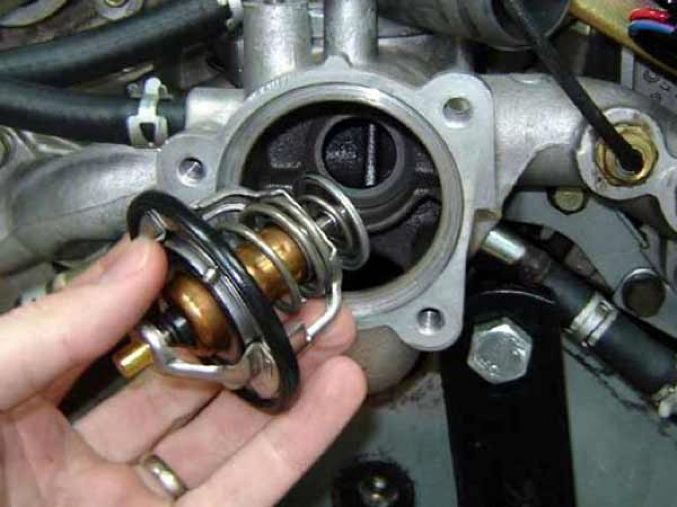 هل إزالة بلف الحرارة يؤثر على كفاءة عمل زيت المحرك؟