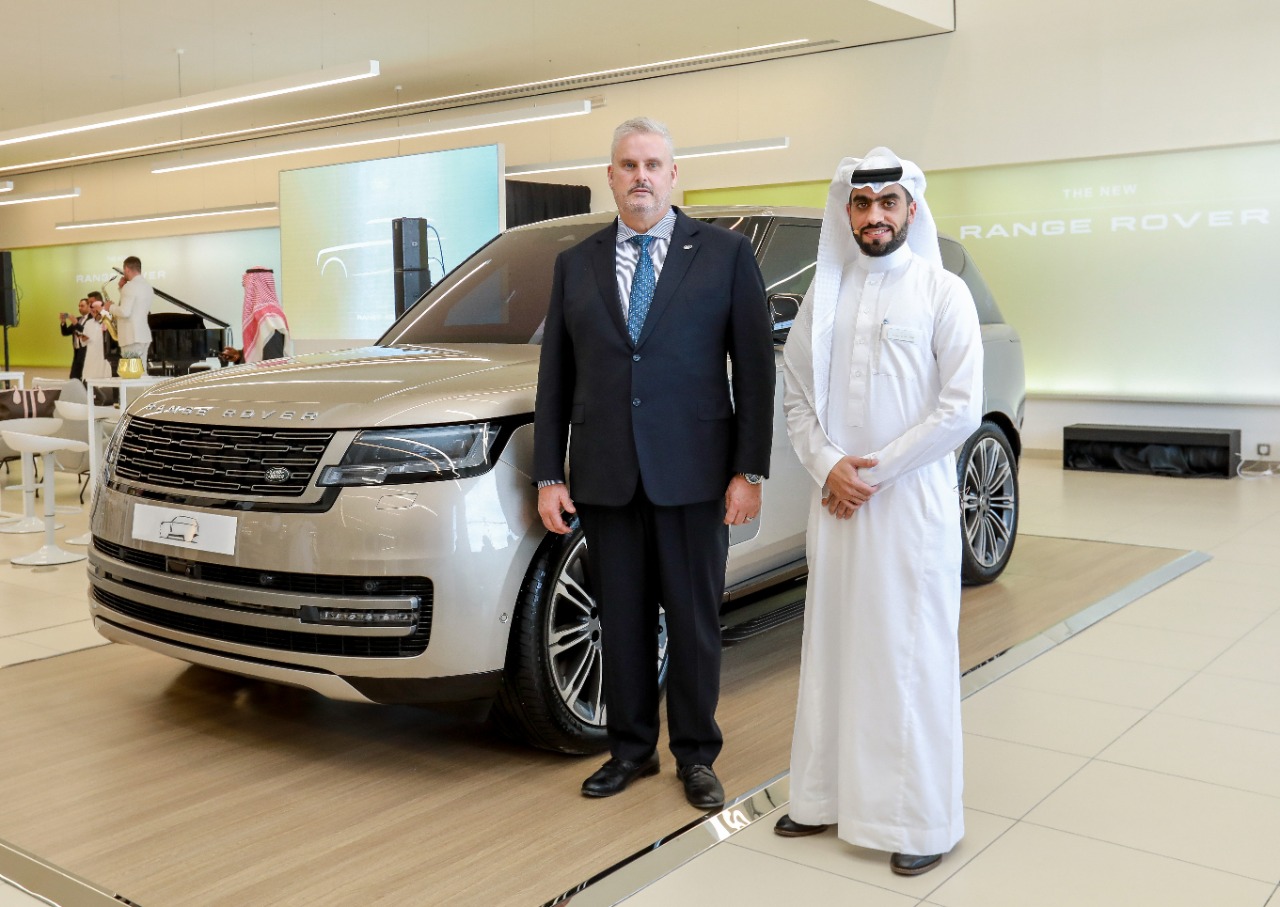 الناغي يقدم العرض الأول لسيارة رينج روڤر 2022 الجديدة