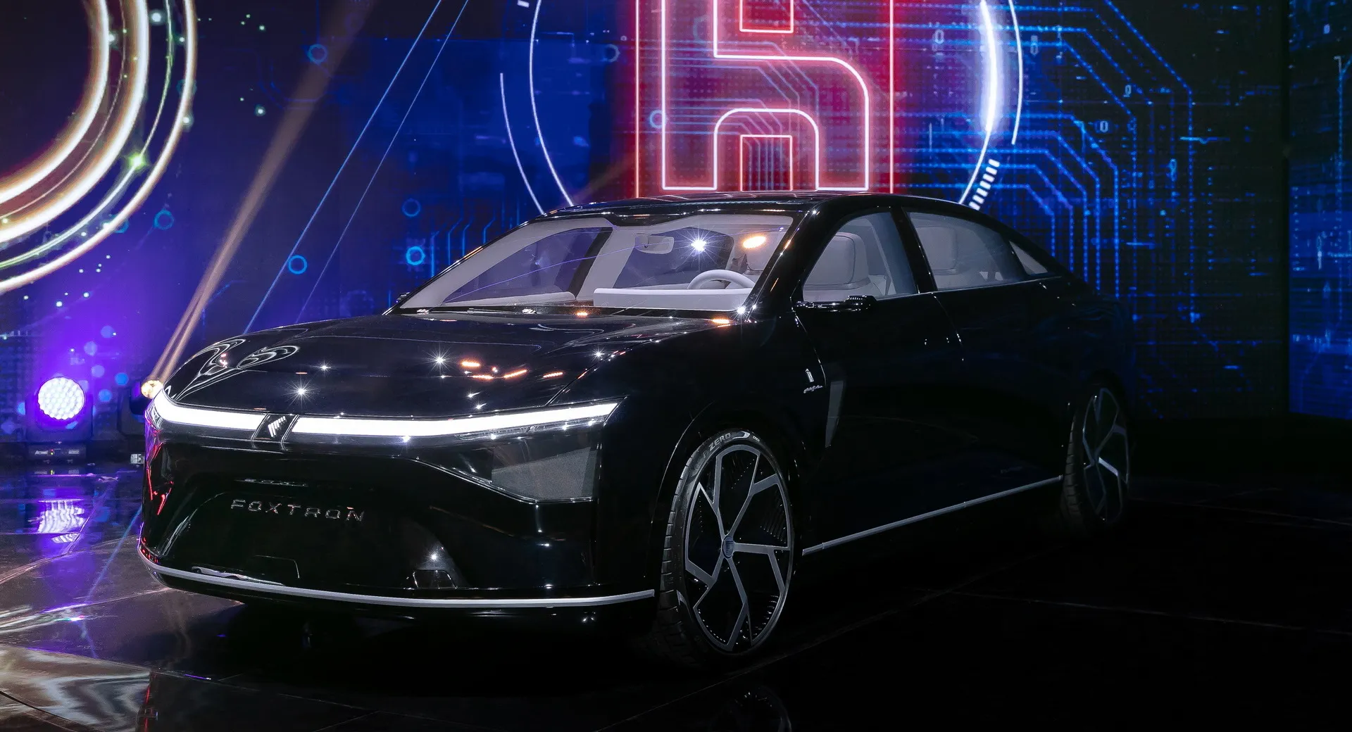 صندوق الاستثمارات العامة السعودي في مفاوضات مع مصنعة الآيفون فوكسكون لبناء السيارات الكهربائية