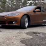 شاهد سيارة تسلا معدلة بمحرك كمارو V8 2