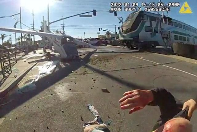 إنقاذ طيار من حطام طائرته قبل ثوان من اصطدام قطار مسرع بها