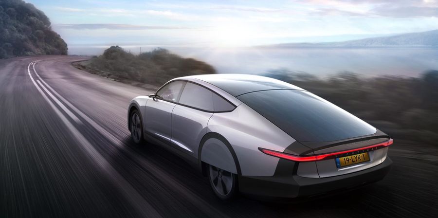 قريباً ستنطلق سيارة شمسية يمكن قيادتها لأشهر بدون وقود أو شحن كهربائي! قريباً ستنطلق سيارة شمسية يمكن قيادتها لأشهر بدون وقود أو شحن كهربائي! 1