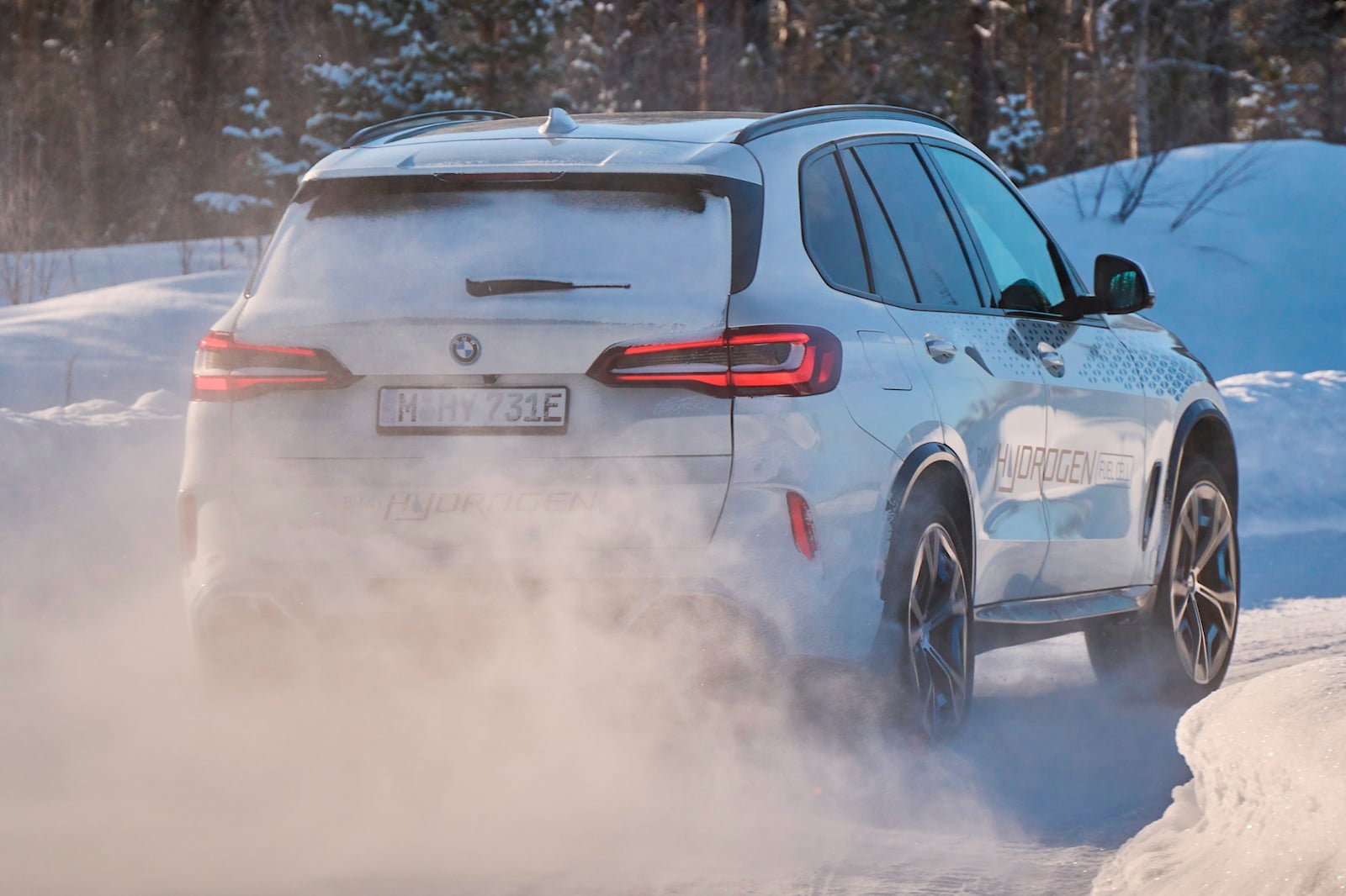 بي ام دبليو تختبر أول سيارة هيدروحينية فاخرة في تاريخ العلامة في القطب الشمالي بي ام دبليو تختبر أول سيارة هيدروحينية فاخرة في تاريخ العلامة في القطب الشمالي 11