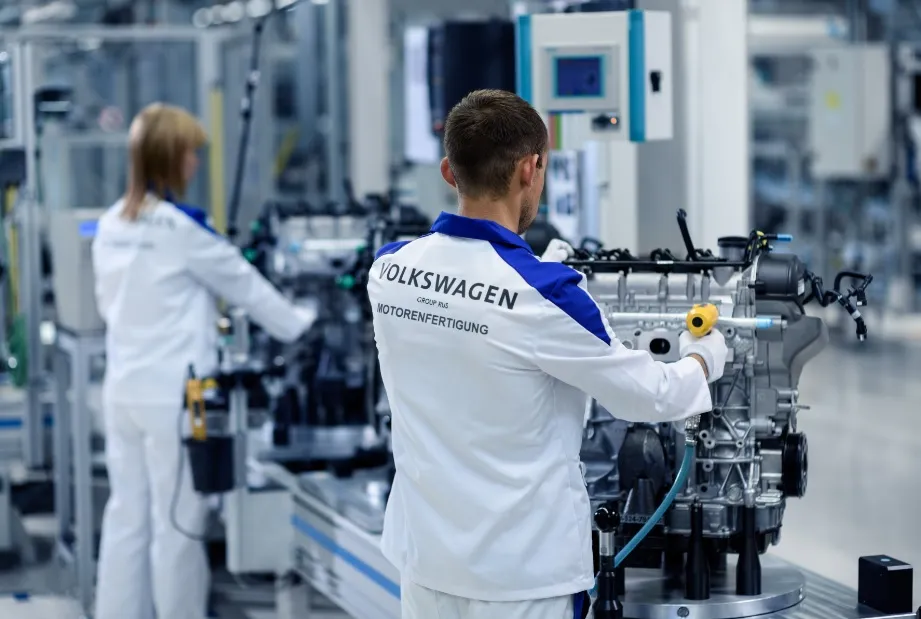 فولكس فاجن توقف مبيعات جميع السيارات الهجينة بالقابس