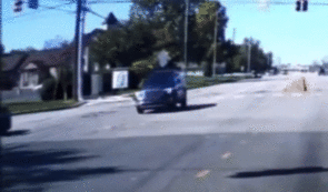 شاهد لحظة تحليق جمس اكاديا في الهواء وهبوطها على جاكوار E-Pace شاهد لحظة تحليق جمس اكاديا في الهواء وهبوطها على جاكوار E-Pace 1