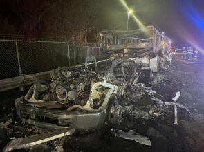 تفحم سيارة لوسيد إير جديدة بعد حريق مروع أثناء نقلها في أمريكا