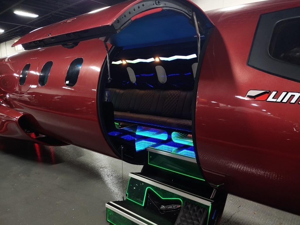 طائرة تتحول إلى ليموزين فاخرة وتُعرض للبيع في وكالة ميتسوبيشي! 10