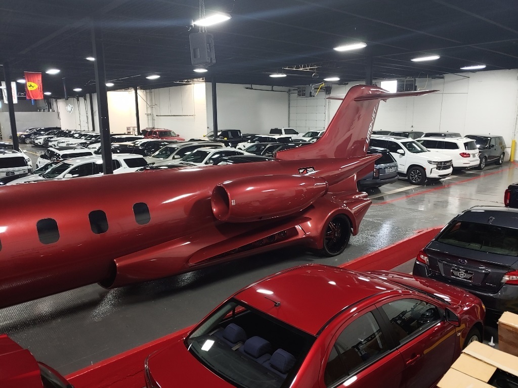 طائرة تتحول إلى ليموزين فاخرة وتُعرض للبيع في وكالة ميتسوبيشي! 3