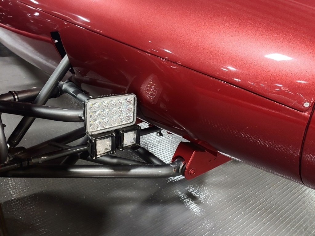 طائرة تتحول إلى ليموزين فاخرة وتُعرض للبيع في وكالة ميتسوبيشي! 5