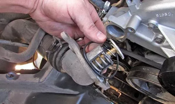 ما هي وظيفة بلف الحرارة في السيارة وعلامات تعرضه للتلف؟ 1