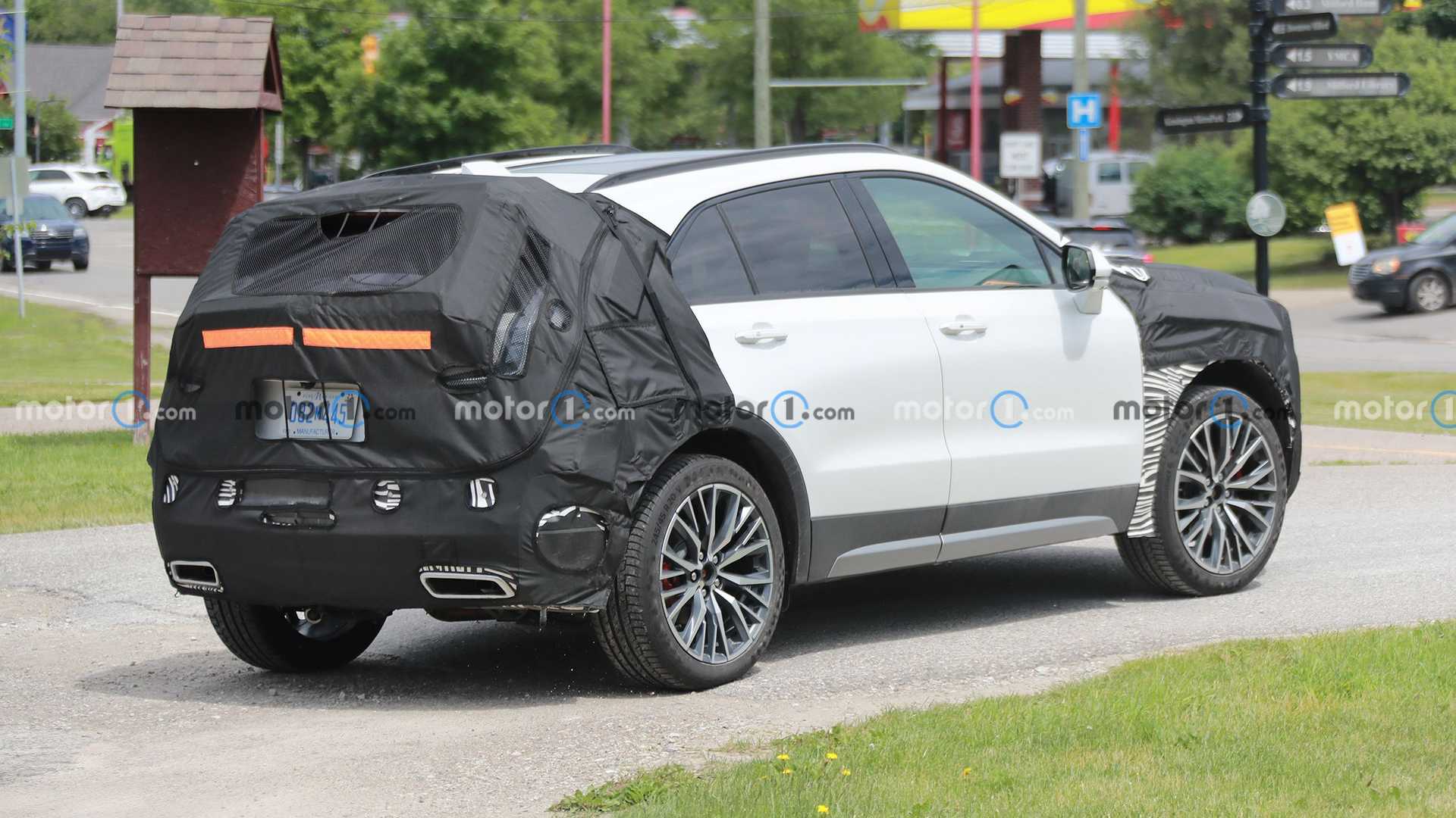 كاديلاك XT4 2024 فيس ليفت الجديدة تظهر لأول مرة أثناء اختبارها 5