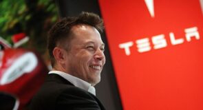 أحد أكبر مساهمي تيسلا يطلب تنحي ايلون ماسك عن منصب المدير التنفيذي أحد أكبر مساهمي تيسلا يطلب تنحي ايلون ماسك عن منصب المدير التنفيذي 1