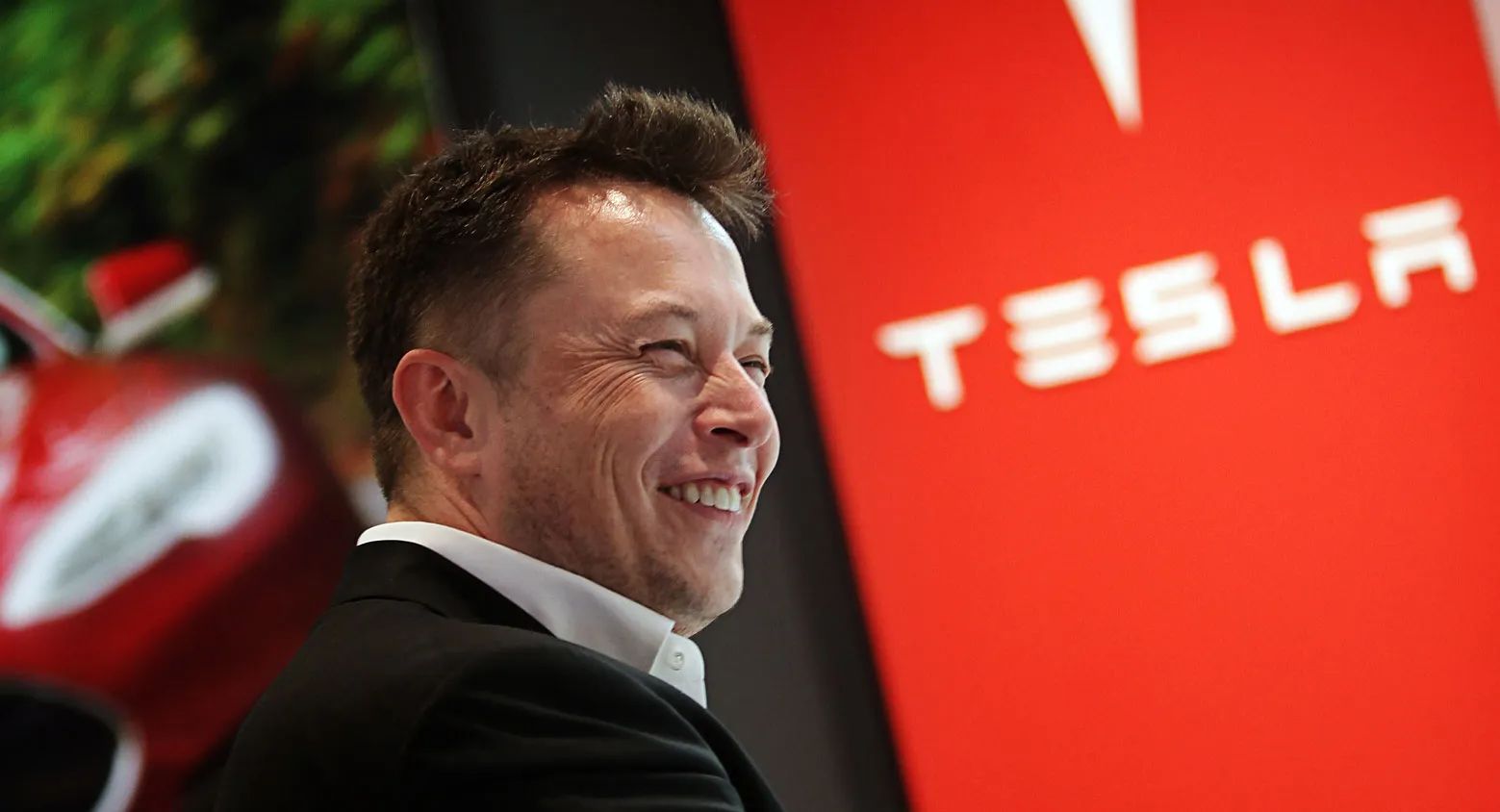 أحد أكبر مساهمي تيسلا يطلب تنحي ايلون ماسك عن منصب المدير التنفيذي
