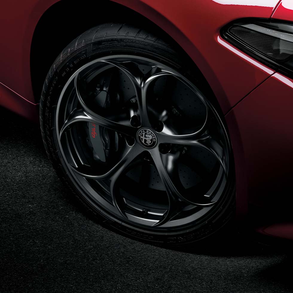 تعرّف على سيارة الفاروميو كوادريفوليو جوليا: أبهى القدرات الرياضية في جسم سيدان 1