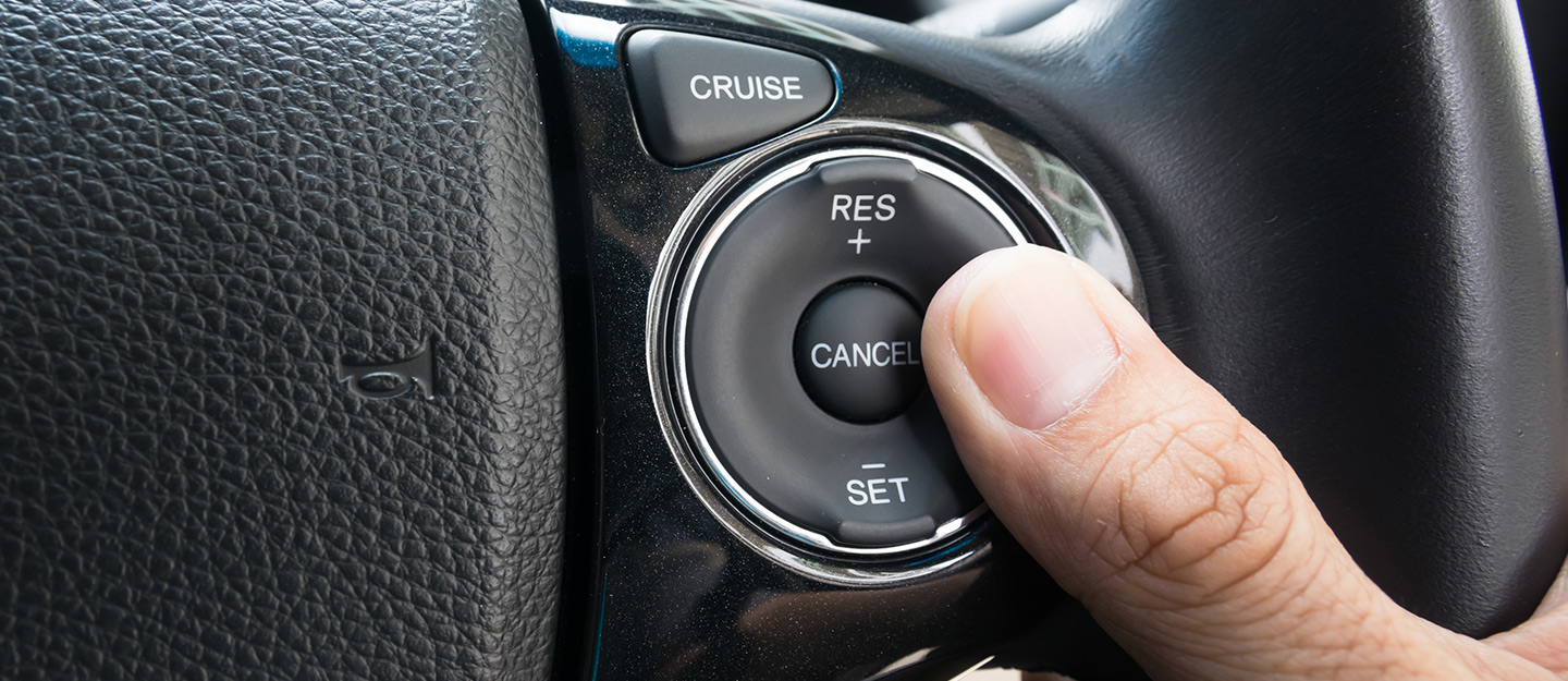 مثبت السرعة في السيارة