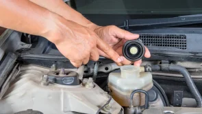 أهم أعراض تسريب زيت الفرامل 2