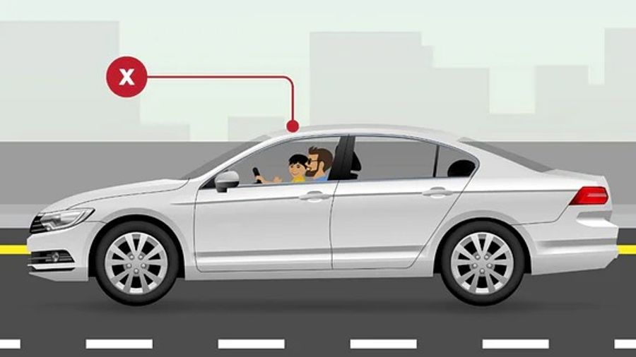 (لتجنب المخالفة) ما هو العمر المسموح للأطفال بالجلوس بالمقعد الأمامي للسيارة؟