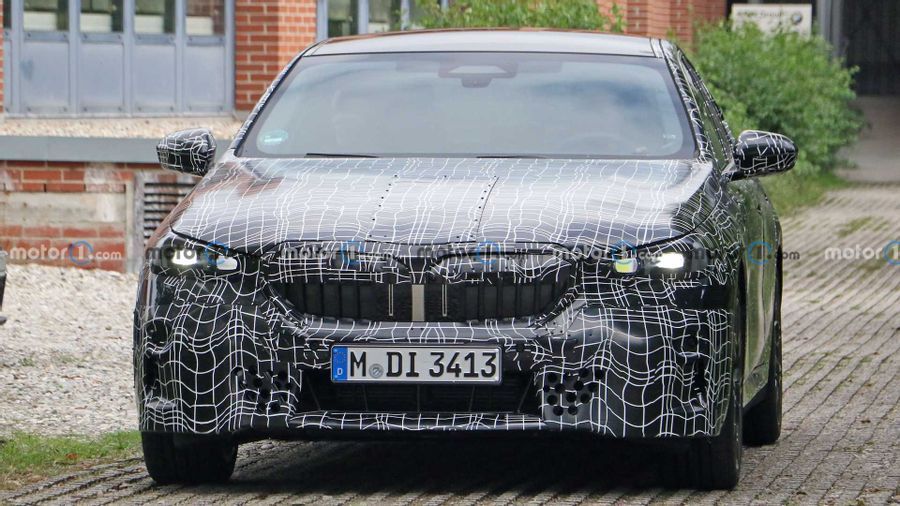 بي ام دبليو الفئة الخامسة 2024 الجيل القادم يظهر أثناء اختباره