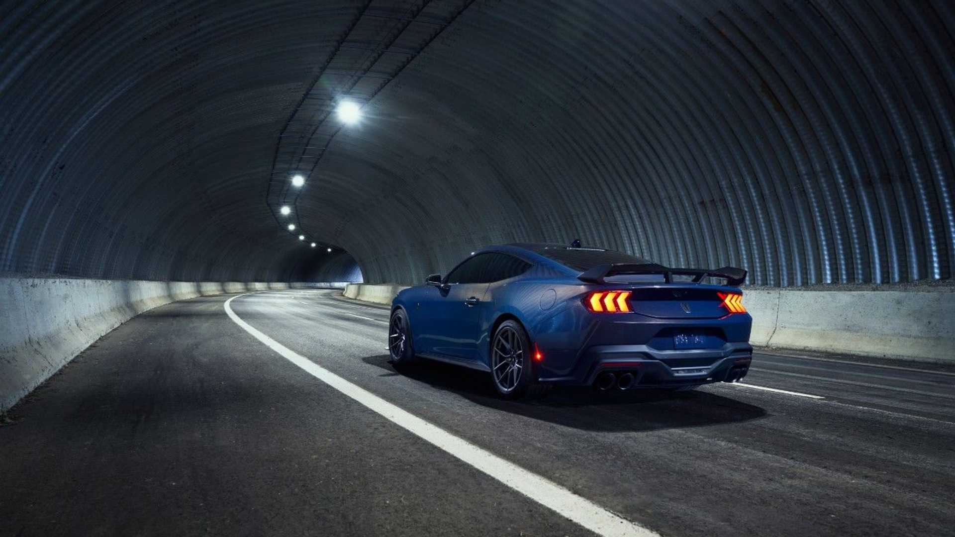 استمع لطرب محرك فورد موستنج إصدار الحصان الأسود المخصص للحلبات "فيديو" 3