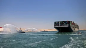 تعويم سفينة سنغافورية جانحة في قناة السويس خلال 20 دقيقة فقط 4