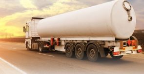 "النقل" يعلن بدء تطبيق الوثيقة الإلكترونية لناقلي المواد البترولية والخطرة 4